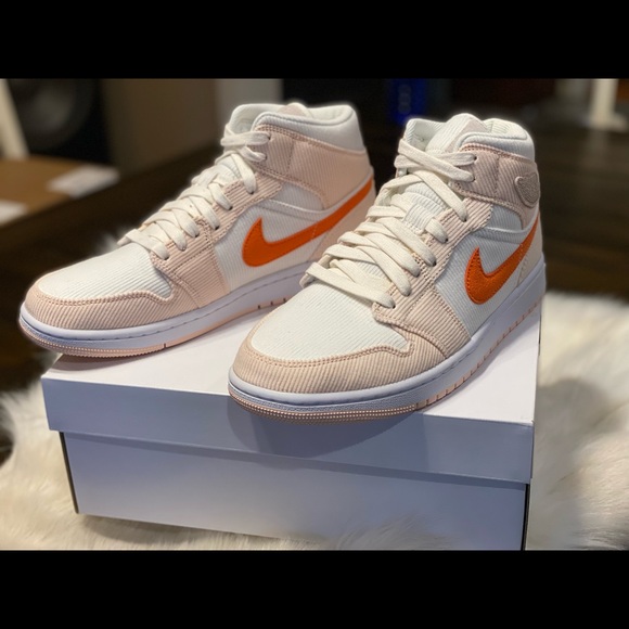 Authentic Women’s Air Jordan 1 Mid SE SZ 10 - Picture 16 of 16